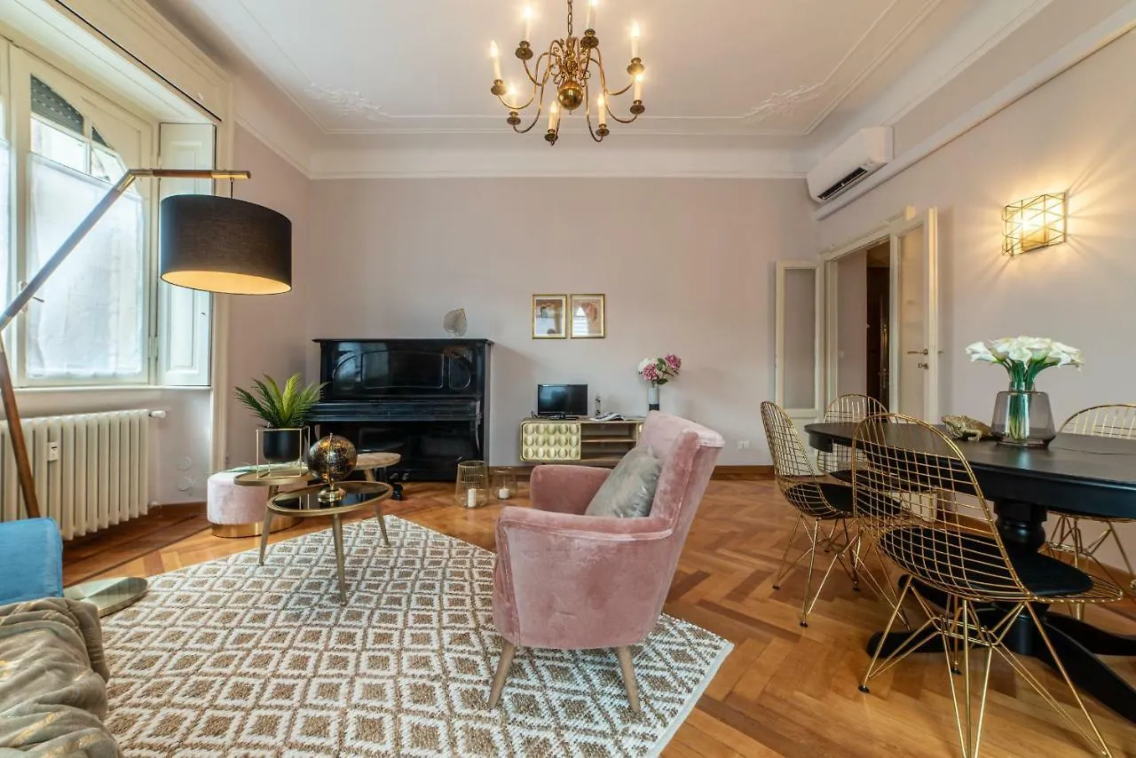شقة Joivy Sophisticated 3-Bed Flat With Desk ميلان 0*,  إيطاليا