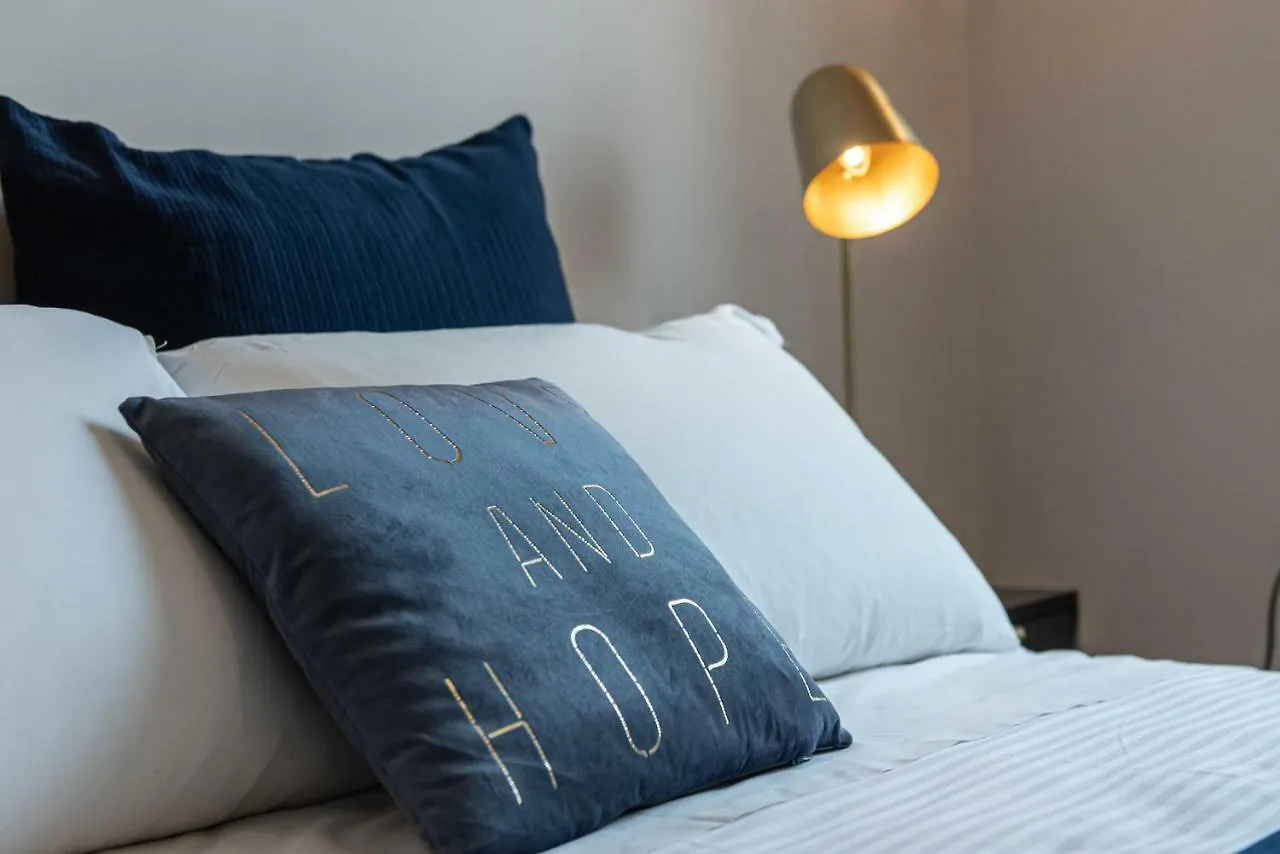 شقة Joivy Sophisticated 3-Bed Flat With Desk ميلان
