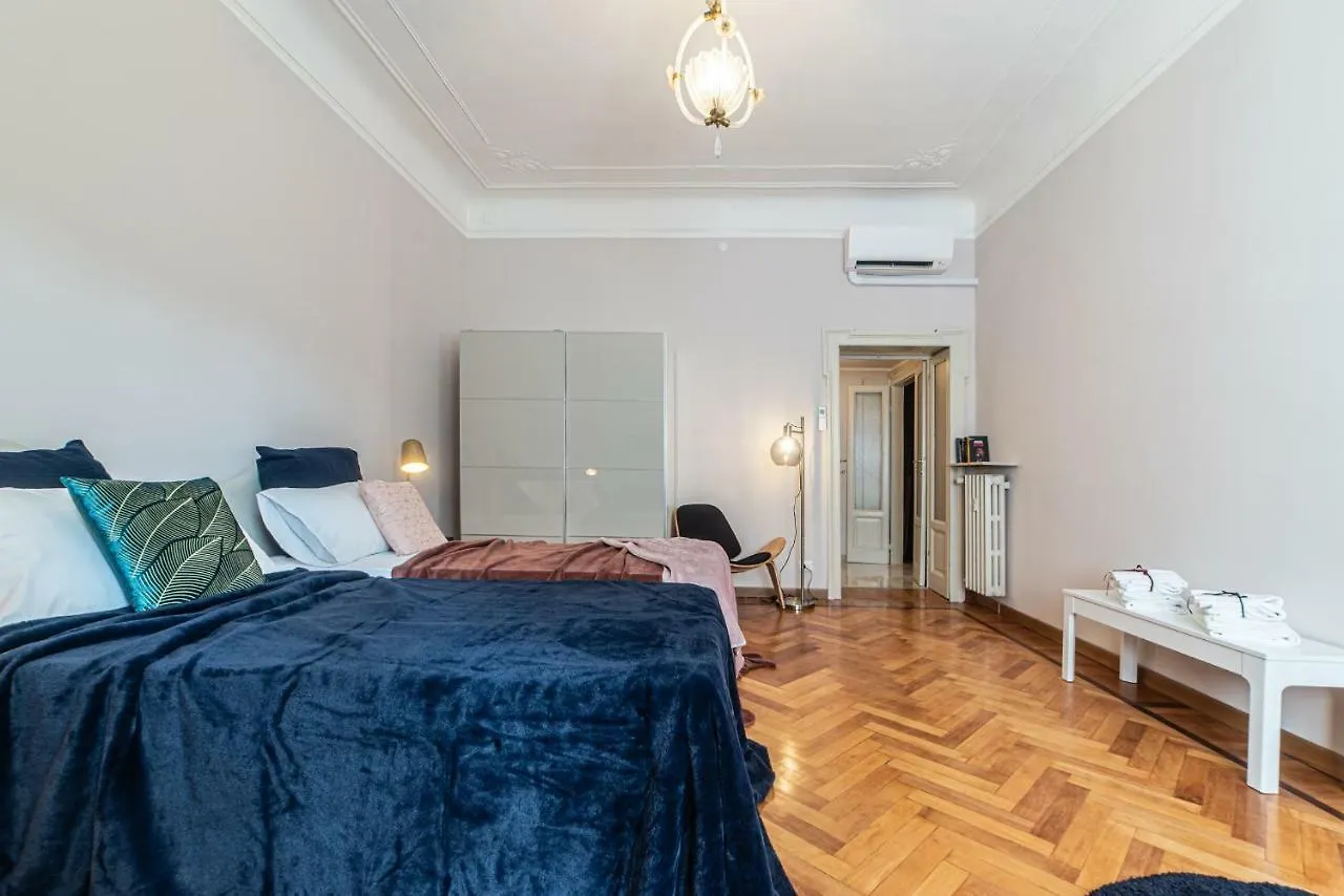 شقة Joivy Sophisticated 3-Bed Flat With Desk ميلان