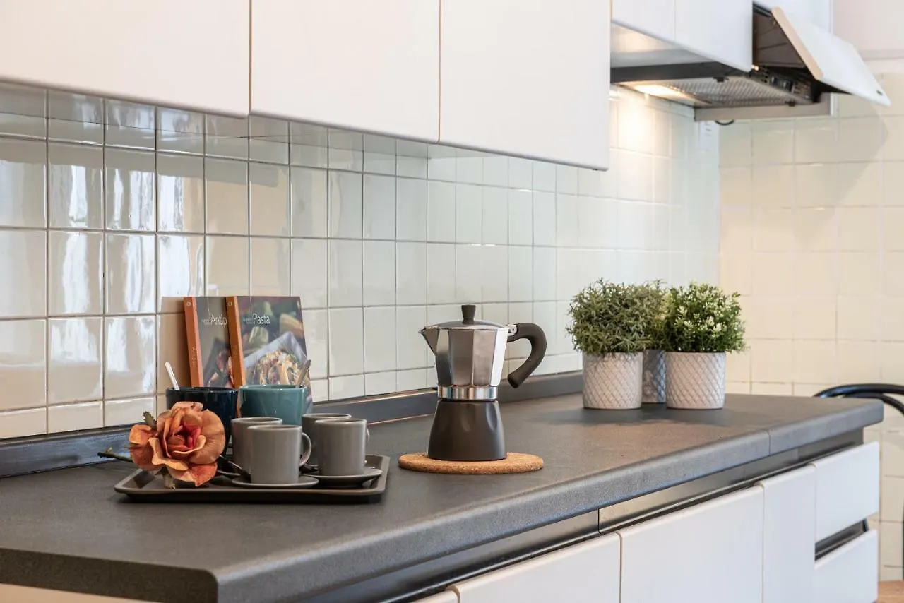Joivy Sophisticated 3-Bed Flat With Desk Apartment Milan
