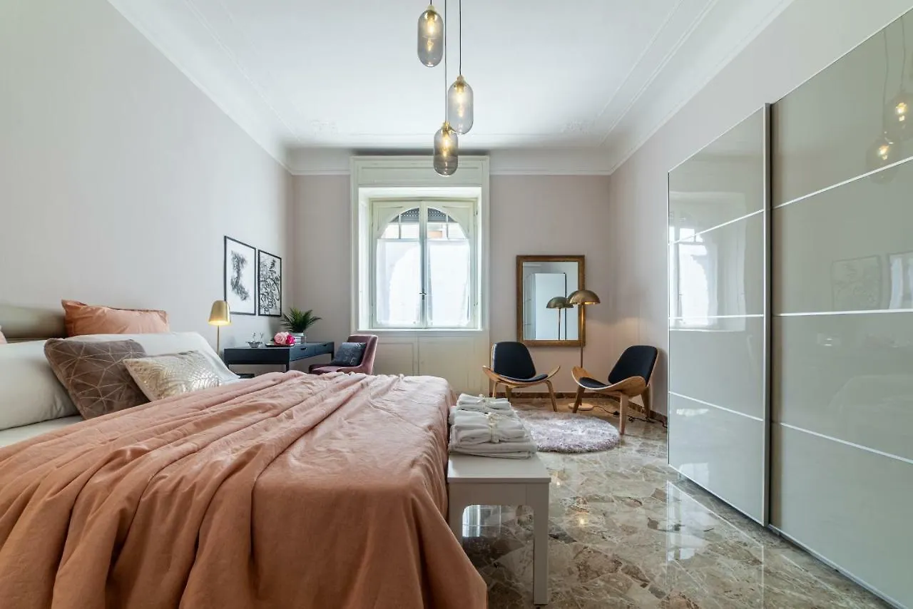Joivy Sophisticated 3-Bed Flat With Desk Apartment Milan 0*,