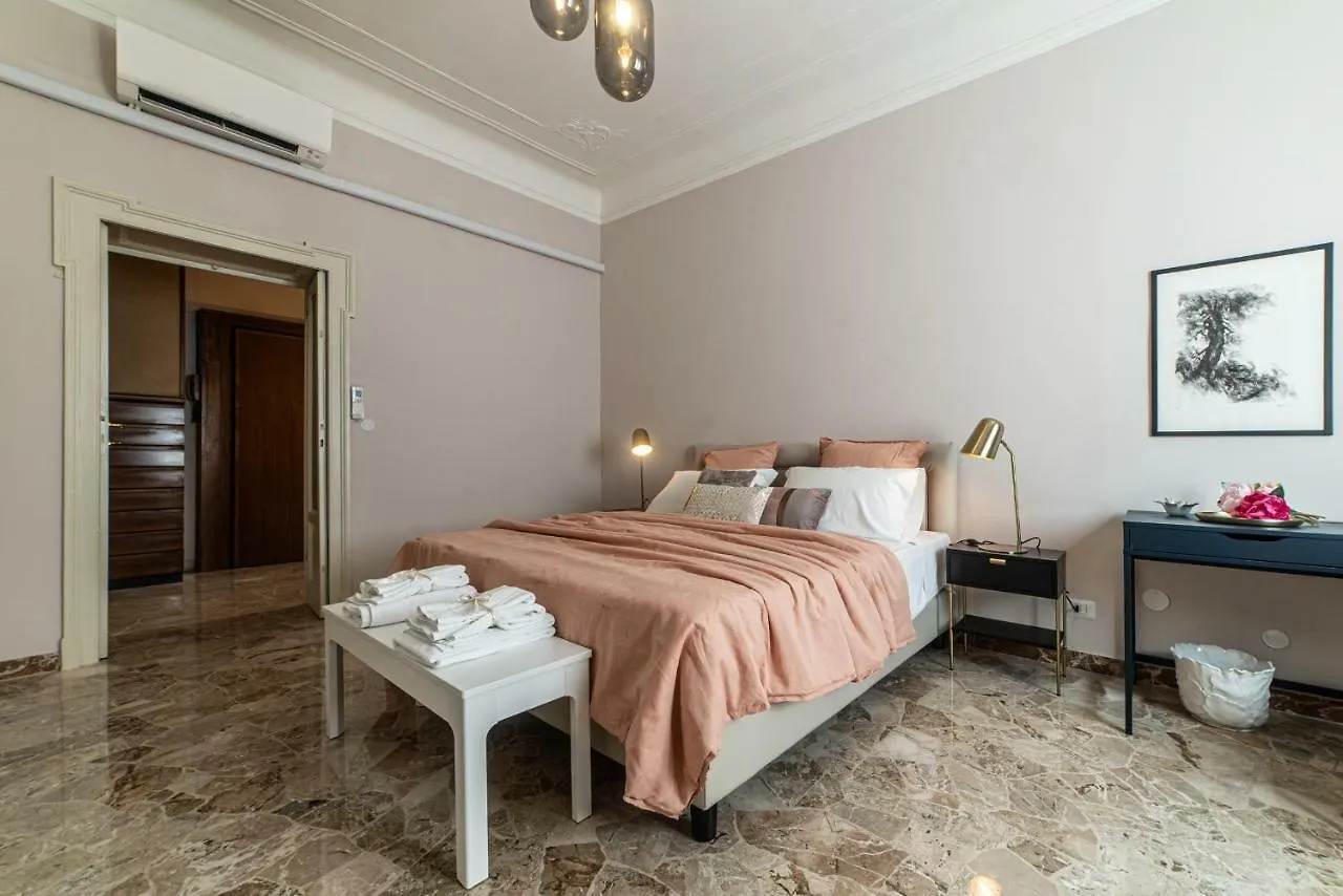 Joivy Sophisticated 3-Bed Flat With Desk Apartment Milan