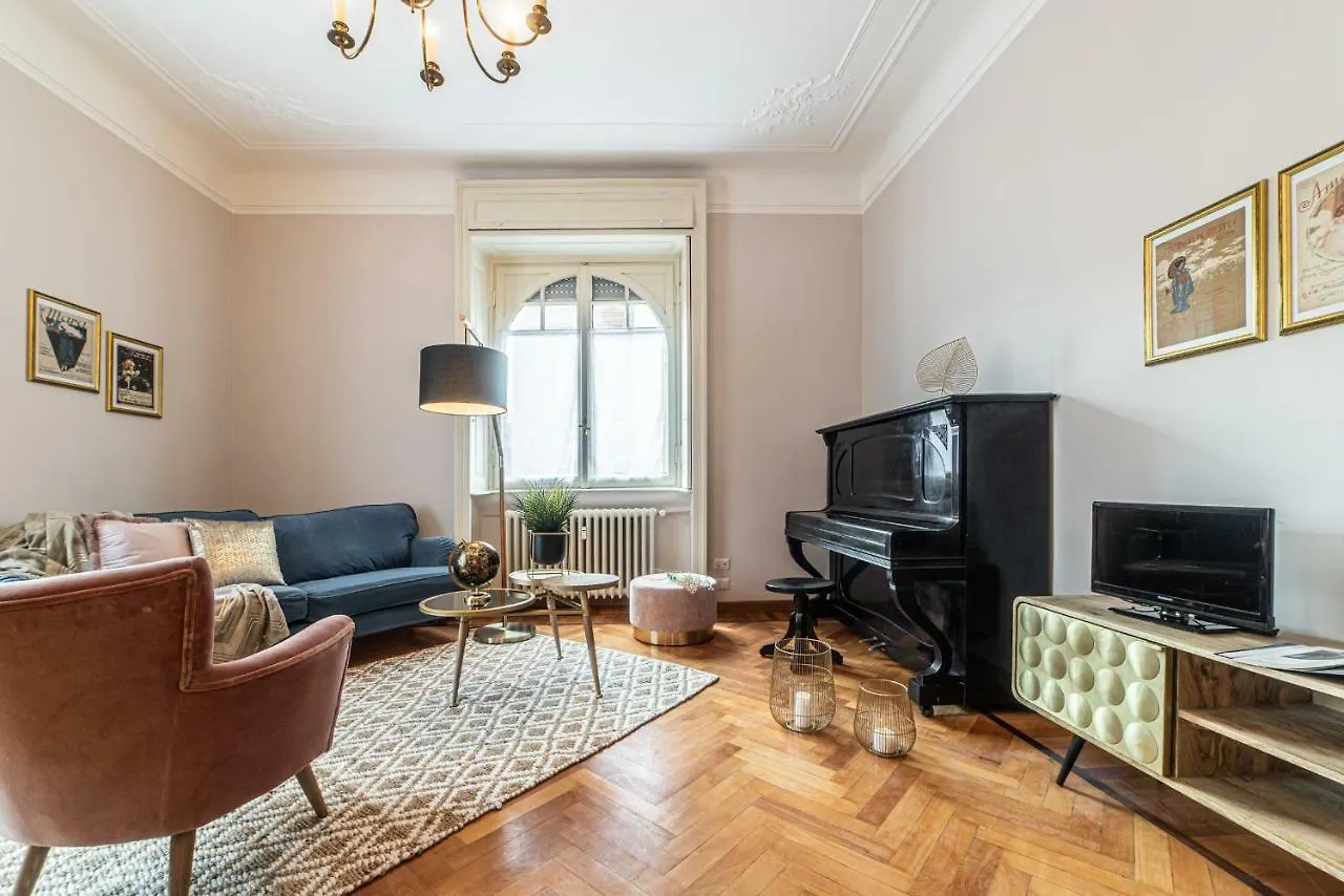 Joivy Sophisticated 3-Bed Flat With Desk Apartment Milan
