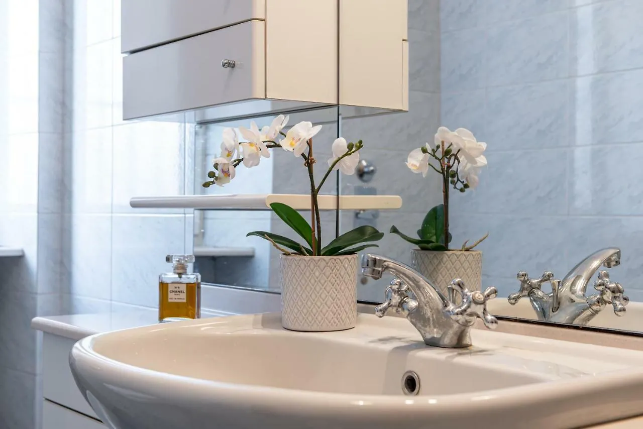 Joivy Sophisticated 3-Bed Flat With Desk Apartment Milan 0*,